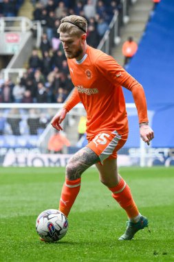 Blackpool 'dan Hayden Coulson, 27 Nisan 202' de İngiltere 'deki Seçilmiş Araba Kiralama Stadyumu' nda oynanan Sky Bet 1 karşılaşmasında topla bir çıkış yaptı.