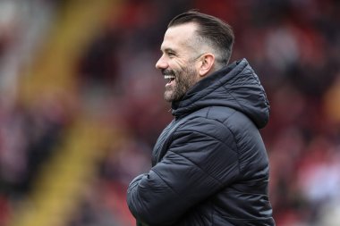 Martin Devaney Barnsley 'in bakıcı menajeri 27 Nisan 202' de Oakwell, Barnsley Northampton Town 'da oynanan Sky Bet 1 maçında izlemede.
