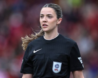 EFL hattı yetkilisi Emily Carney Sky Bet 1 maçı sırasında Barnsley, Northampton Town 'a karşı Oakwell, Barnsley, Birleşik Krallık, 27 Nisan 202