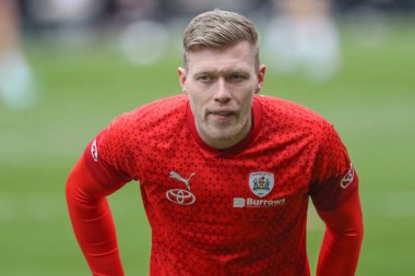Barnsley 'den Sam Cosgrove 27 Nisan 202' de İngiltere 'nin Oakwell kentinde oynanan Sky Bet 1 maçında ısınma turunda Barnsley Northampton Town' a karşı.