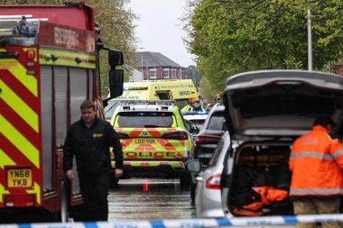 Hessle Yolu, Hull, Birleşik Krallık 'ta 28 Nisan 202' de meydana gelen büyük acil servis kazasında dört itfaiye ve itfaiye arabası, birden fazla ambulans ve 20 'den fazla işaretlenmemiş polis arabası hazır bulundu.