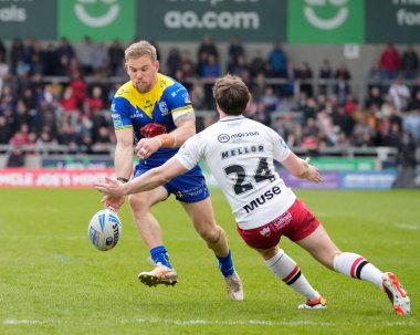 Warrington Wolves 'tan Matt Dufty, Salford Red Devils' in 27 Nisan 202 'de Salford Community Stadyumu' nda oynanan 9. Rauntta Salford Red Devils - Warrington Wolves maçında Salford Red Devils 'in Joe Mellor' a pas attı.