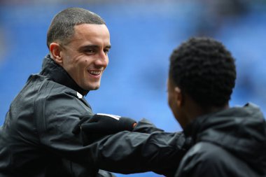 Blackpool 'dan Oliver Norburn, Blackpool' dan Karamoko Dembele ile 27 Nisan 202 'de Birleşik Krallık' taki Seçilmiş Araba Kiralama Stadyumu 'nda oynanan Gökyüzü İddia Ligi 1 maçı öncesinde yaptığı ısınma maçında görüştü.