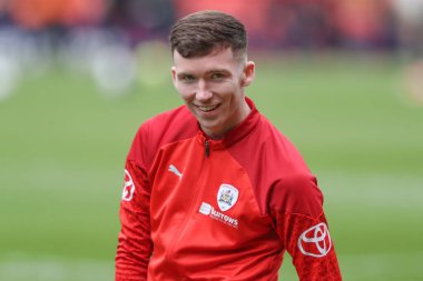 Barnsley 'li Conor Grant, Sky Bet Ligi 1 maçı sırasında Oakwell, Barnsley' e karşı Northampton Town maçında ısınma turunda, 27 Nisan 202