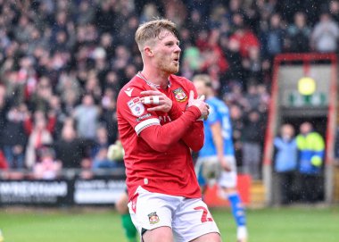 Wrexham 'dan Andy Cannon, 27 Nisan 202 tarihinde SToK Cae Ras, Wrexham, Birleşik Krallık' ta oynanan Sky Bet 2 maçında Wrexham 'a karşı oynadığı maçı 2-1 kazanma golünü kutluyor.