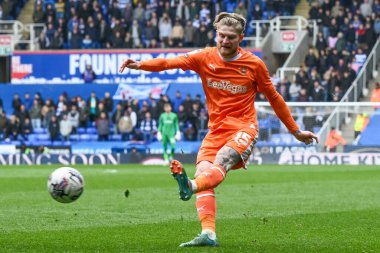 Blackpool takımından Hayden Coulson, 27 Nisan 202 'de İngiltere' de oynanan ve Blackpool 'a karşı oynanan Gökyüzü İddia Ligi 1 karşılaşmasında topu geçiyor.