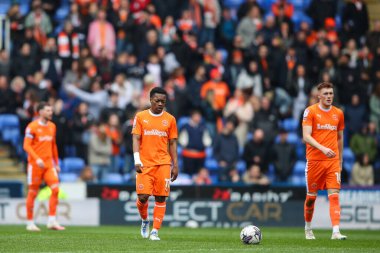 Blackpool 'dan Karamoko Dembele, 27 Nisan 202' de İngiltere 'nin Seçili Araba Kiralama Stadyumu' nda oynanan Sky Bet 1 karşılaşmasında 1-1 'lik galibiyet golünü atarken, kendi tarafına tepki gösterdi.