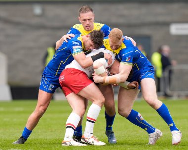 Warrington Wolves takımından Jordy Crowther, Joe Bullock ve Ben Currie, Salford Community Stadyumu, Eccles, Birleşik Krallık, 27. A 'da oynanan Betfred 9. Süper Lig karşılaşmasında Salford Red Devils - Warrington Wolves maçında Salford Red Devils ile karşı karşıya geldiler.