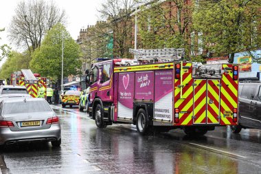 Hessle Yolu, Hull, Birleşik Krallık 'ta 28 Nisan 202' de meydana gelen büyük acil servis kazasında dört itfaiye ve itfaiye arabası, birden fazla ambulans ve 20 'den fazla işaretlenmemiş polis arabası hazır bulundu.