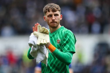 Blackpool 'dan Daniel Grimshaw, 27 Nisan 202' de Birleşik Krallık 'ın Seçkin Araba Kiralama Stadyumu' nda oynanan Sky Bet 1 karşılaşması sonrasında gezgin taraftarları alkışlıyor.