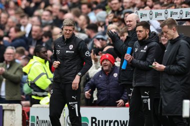 Jon Stead Barnsley 'in ilk takım koçu Barnsley' li Herbie Kane 'in 27 Nisan 202' de Oakwell, Barnsley 'de oynanan Sky Bet 1 maçında 1-0 kazanmasını kutluyor.