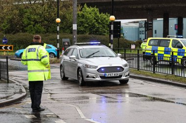 Hessle Yolu, Hull, Birleşik Krallık 'ta 28 Nisan 202' de meydana gelen büyük acil servis kazasında dört itfaiye ve itfaiye arabası, birden fazla ambulans ve 20 'den fazla işaretlenmemiş polis arabası hazır bulundu.
