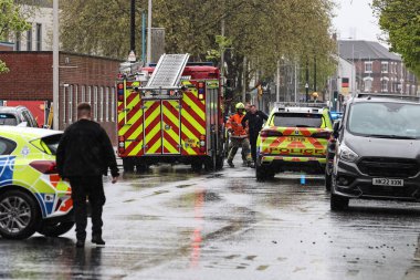 Hessle Yolu, Hull, Birleşik Krallık 'ta 28 Nisan 202' de meydana gelen büyük acil servis kazasında dört itfaiye ve itfaiye arabası, birden fazla ambulans ve 20 'den fazla işaretlenmemiş polis arabası hazır bulundu.
