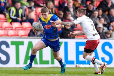 Warrington Wolves 'tan Matty Nicholson, Salford Red Devils' in 27 Nisan 202 'de Salford Community Stadyumu' nda oynanan 9. Salford Red Devils - Warrington Wolves maçında Salford Red Devils maçında Salford Red Devils 'den Marc Sneyd' i geçti.