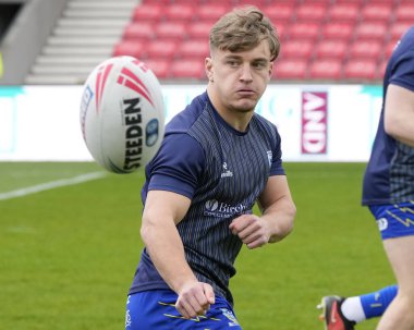 Warrington Wolves 'tan Leon Hayes, 27 Nisan 202' de Salford Community Stadyumu 'nda oynanan Salford Red Devils vs Warrington Wolves maçından önce ısınıyor.