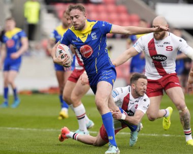 Warrington Wolves 'tan James Harrison Salford Red Devils' in 27 Nisan 202 'de Salford Community Stadyumu' nda oynanan 9. Salford Red Devils - Warrington Wolves maçında Salford Red Devils - Salford Red Devils maçında Ryan Brierley 'in rakibini geçti.