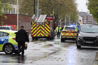Hessle Yolu, Hull, Birleşik Krallık 'ta 28 Nisan 202' de meydana gelen büyük acil servis kazasında dört itfaiye ve itfaiye arabası, birden fazla ambulans ve 20 'den fazla işaretlenmemiş polis arabası hazır bulundu.