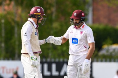 Somerset 'ten Tom Banton ve Somerset' ten Andy Umeed Vitality County Şampiyonluk Ligi 1 maçında Kidderminster Cricket Club, Kidderminster, Birleşik Krallık, 26 Nisan 202 'de Worcestershire - Somerset maçında yumruk tokuşturdular.