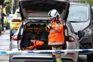 Hessle Yolu, Hull, Birleşik Krallık 'ta 28 Nisan 202' de meydana gelen büyük acil servis kazasında dört itfaiye ve itfaiye arabası, birden fazla ambulans ve 20 'den fazla işaretlenmemiş polis arabası hazır bulundu.
