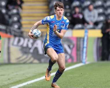 Leeds Rhinos takımından Riley Lumb, 28 Nisan 202 'de MKM Stadyumu' nda oynanan 9. Betfred Süper Lig karşılaşmasında topa vuruyor.
