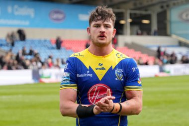 Warrington Wolves takımından Jordy Crowther 27 Nisan 202 'de Salford Community Stadyumu' nda oynanan 9. Salford Red Devils vs Warrington Wolves karşılaşması sonrasında taraftarları selamlıyor.
