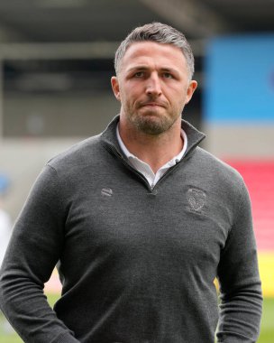 Warrington Wolves 'un baş antrenörü Sam Burgess, 27 Nisan 202' de Salford Community Stadyumu 'nda oynanan Salford Red Devils vs Warrington Wolves maçından önce sahaya bakıyor.