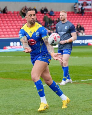Warrington Wolves 'tan Paul Vaughan, 27 Nisan 202' de Salford Community Stadyumu 'nda oynanan Salford Red Devils vs Warrington Wolves maçından önce ısınıyor.