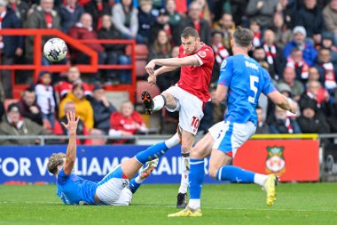 Wrexham 'dan Paul Mullin, 27 Nisan 202 tarihinde İngiltere' nin Wrexham kentinde oynanan Wrexham - Stockport County maçında golde topa vuruyor.