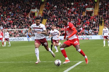 Barnsley 'den Devante Cole, 27 Nisan 202' de Oakwell, Barnsley 'de oynanan Sky Bet 1 karşılaşmasında topu aldı.