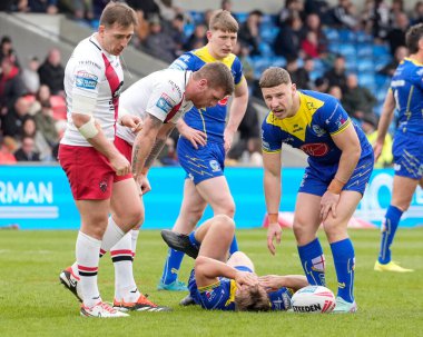 Warrington Wolves takımından Leon Hayes, 27 Nisan 202 'de Salford Community Stadyumu' nda oynanan Salford Red Devils vs Warrington Wolves maçında kötü bir bilek sakatlığı yaşadı.