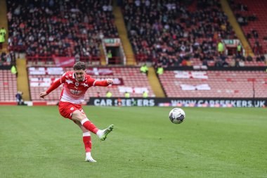 Barnsley 'den Corey O' Keeffe, 27 Nisan 202 'de Oakwell, Barnsley, İngiltere' de oynanan Sky Bet 1 maçında topu geçti.