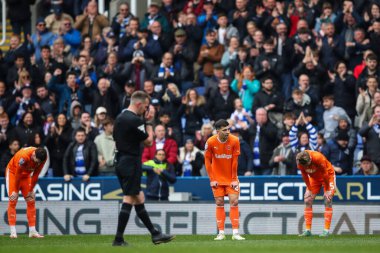 Blackpool oyuncuları, 27 Nisan 202 'de İngiltere' nin Reading şehrinde oynanan ve Blackpool 'a karşı oynanan Gökyüzü İddia Ligi 1 maçı sonrasında takımlarının kaybetmesine tepki gösterdiler.