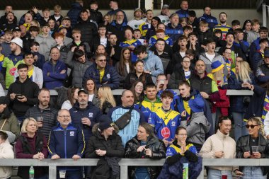 Warrington Wolves taraftarları 27 Nisan 202 'de Salford Community Stadyumu' nda oynanan 9. Betfred Süper Lig karşılaşmasından önce Salford Red Devils vs Warrington Wolves maçını izliyor.