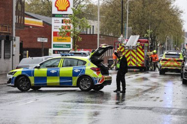 Hessle Yolu, Hull, Birleşik Krallık 'ta 28 Nisan 202' de meydana gelen büyük acil servis kazasında dört itfaiye ve itfaiye arabası, birden fazla ambulans ve 20 'den fazla işaretlenmemiş polis arabası hazır bulundu.