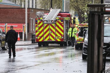 Hessle Yolu, Hull, Birleşik Krallık 'ta 28 Nisan 202' de meydana gelen büyük acil servis kazasında dört itfaiye ve itfaiye arabası, birden fazla ambulans ve 20 'den fazla işaretlenmemiş polis arabası hazır bulundu.