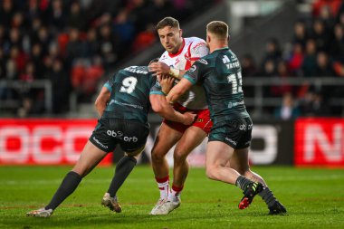 St. Helens 'li Matty Lees, Huddersfield Giants takımından Luke Yates ve Huddersfield Giants takımından Adam Milner ile oynanan Betfred Süper Lig 9. Raundda St Helens - Huddersfield Giants maçında elendi. 