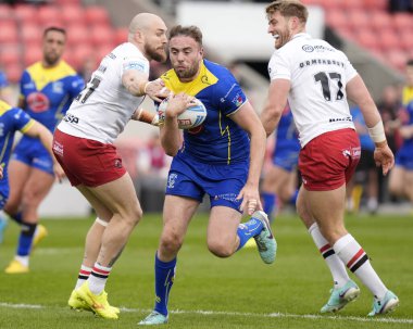 Warrington Wolves takımından James Harrison, Salford Red Devils 'in 27 Nisan' da oynanan 9. Betfred Süper Lig karşılaşmasında Salford Red Devils 'in Warrington Wolves' a karşı Salford Community Stadyumu, Eccles, İngiltere 'de oynadığı karşılaşmada gol atmak için Salford Red Devils' in savunmasını geçti.