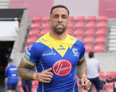 Warrington Wolves 'tan Paul Vaughan, 27 Nisan 202' de Salford Community Stadyumu 'nda oynanan Salford Red Devils vs Warrington Wolves maçından önce ısınıyor.