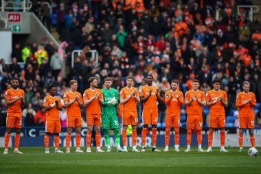 Blackpool oyuncuları, 27 Nisan 202 'de İngiltere' nin Reading şehrinde oynanan ve Blackpool 'a karşı oynanan Gökyüzü İddia Ligi 1 karşılaşmasında dakikalar süren bir alkış tutuyorlar.