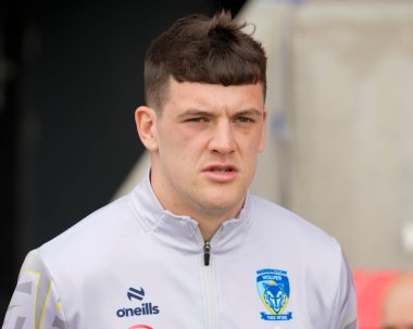 Warrington Wolves takımından Josh Thewlis, 27 Nisan 202 'de Salford Community Stadyumu' nda oynanan Salford Red Devils vs Warrington Wolves maçından önce sahada inceleme yapıyor.