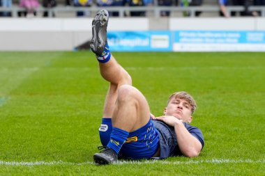 Warrington Wolves 'tan Leon Hayes, 27 Nisan 202' de Salford Community Stadyumu 'nda oynanan Salford Red Devils vs Warrington Wolves maçından önce ısınıyor.