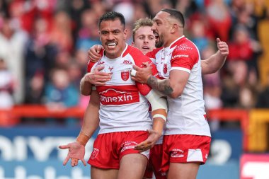 Hull KR 'dan Sauaso Sue, 26 Nisan 202' de İngiltere 'nin Hull kentinde oynanan Sewell Group Craven Park' ta oynanan 9. Betfred Süper Lig karşılaşmasında takım arkadaşlarıyla 4-0 yapma çabasını kutluyor.