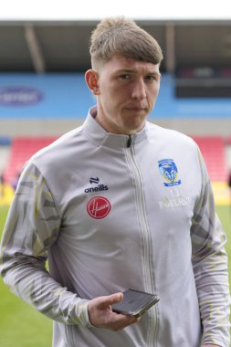 Warrington Wolves takımından Matty Nicholson, 27 Nisan 202 'de Salford Community Stadyumu' nda oynanan 9. Betfred Süper Lig karşılaşmasından önce sahada inceleme yapıyor.