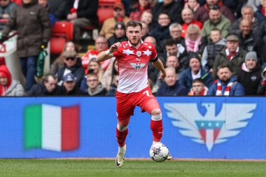 Barnsley 'den Nicky Cadden 27 Nisan 202' de Oakwell, Barnsley, İngiltere 'de oynanan Sky Bet 1 maçı sırasında topla birlikte.