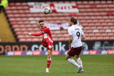 Barnsley 'den Jordan Williams, 27 Nisan 202' de Oakwell, Barnsley, İngiltere 'de oynanan Sky Bet 1 maçında topu temizliyor.