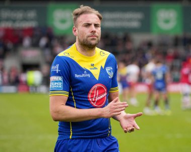 Warrington Wolves takımından Ben Currie 27 Nisan 202 'de Salford Community Stadyumu' nda oynanan 9. Salford Red Devils vs Warrington Wolves karşılaşması sonrasında taraftarları selamlıyor.