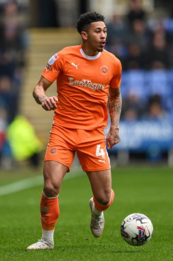 Blackpool 'dan Jordan Lawrence-Gabriel, 27 Nisan 202' de İngiltere 'nin Oto Kiralama Stadyumu' nda oynanan Gökyüzü İddia Ligi 1 karşılaşmasında topla bir çıkış yaptı.