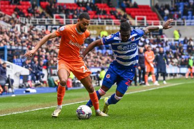 Blackpool 'dan CJ Hamilton, 27 Nisan 202' de İngiltere 'nin Oto Kiralama Stadyumu' nda oynanan Sky Bet 1 karşılaşmasında Reading 'den Jeriel Dorsett ile top için mücadele etti.
