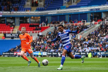 Reading 'den Femi Azeez, 27 Nisan 202' de Seect Car Leasing Stadyumu 'nda oynanan 1.