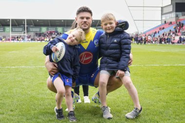 Warrington Wolves takımından Joe Philbin, 27 Nisan 202 'de Salford Community Stadyumu, Eccles, İngiltere' de Salford Red Devils vs Warrington Wolves maçında çocuklarıyla çekilmiş bir fotoğraf için poz verdi.